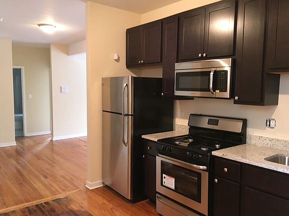 3rd image of 6975 N Greenview Ave #1