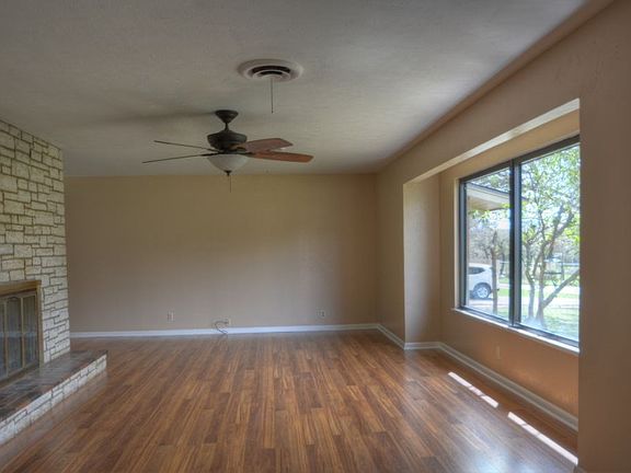 4th image of 409 East Ln