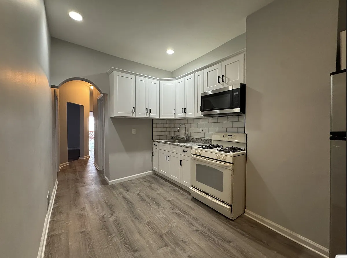 3 bed, 1000 sqft, $2,350 — Photo 1