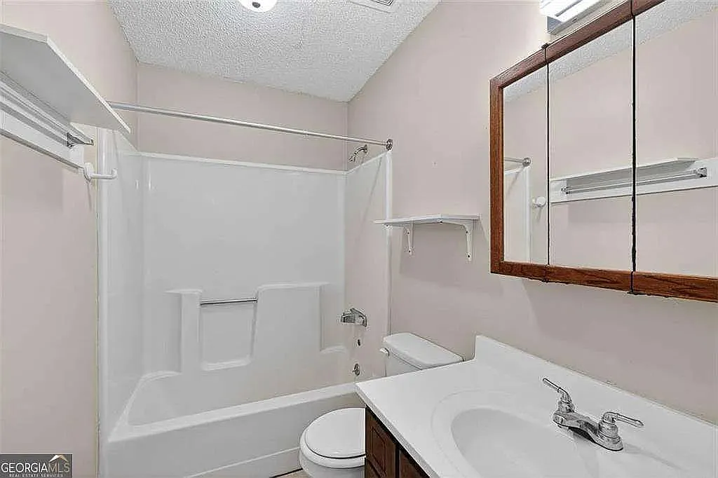 3 bed, 1200 sqft, $1,450 — Photo 2