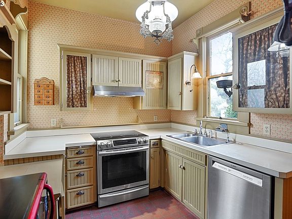 4th image of 1106 Ferry St SW