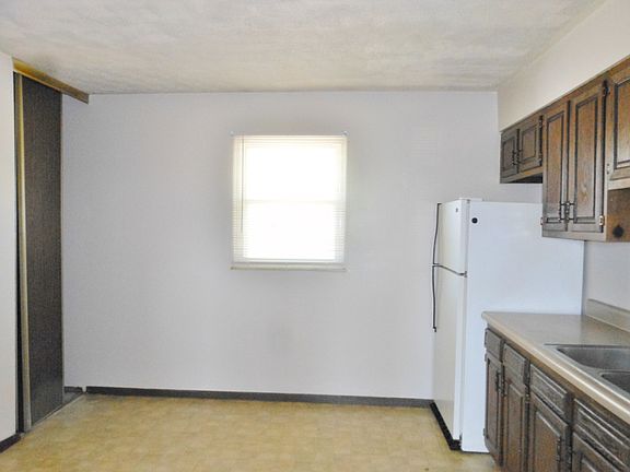 3rd image of 205 Anthony Dr APT C