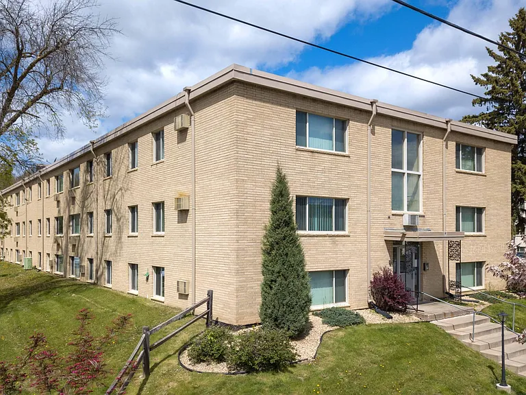 LaBlanche Apartments — Photo 23