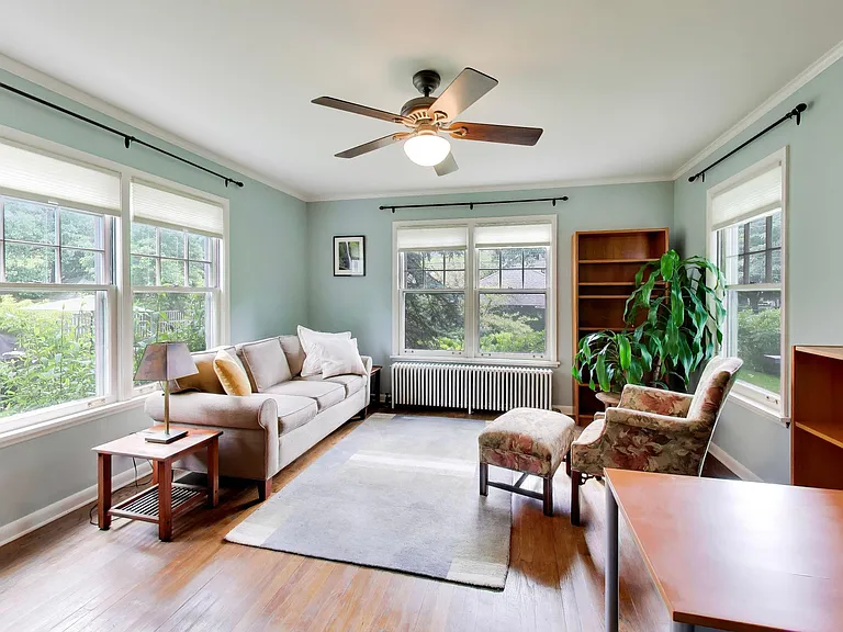 2624 Thayer St — Photo 12