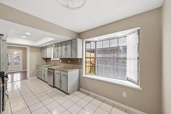 4 bed, 2.0 bath, 2070 sqft, $2,650 — Photo 3