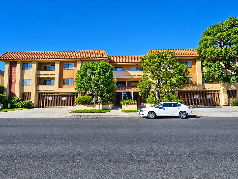 5531 Corteen Pl
