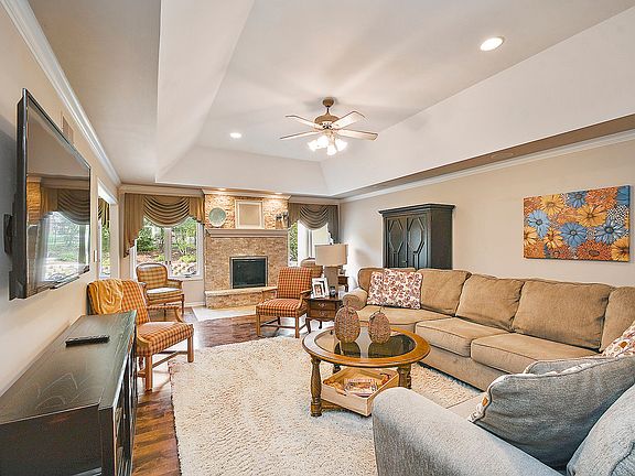 5th image of 671 Gibbons Dr
