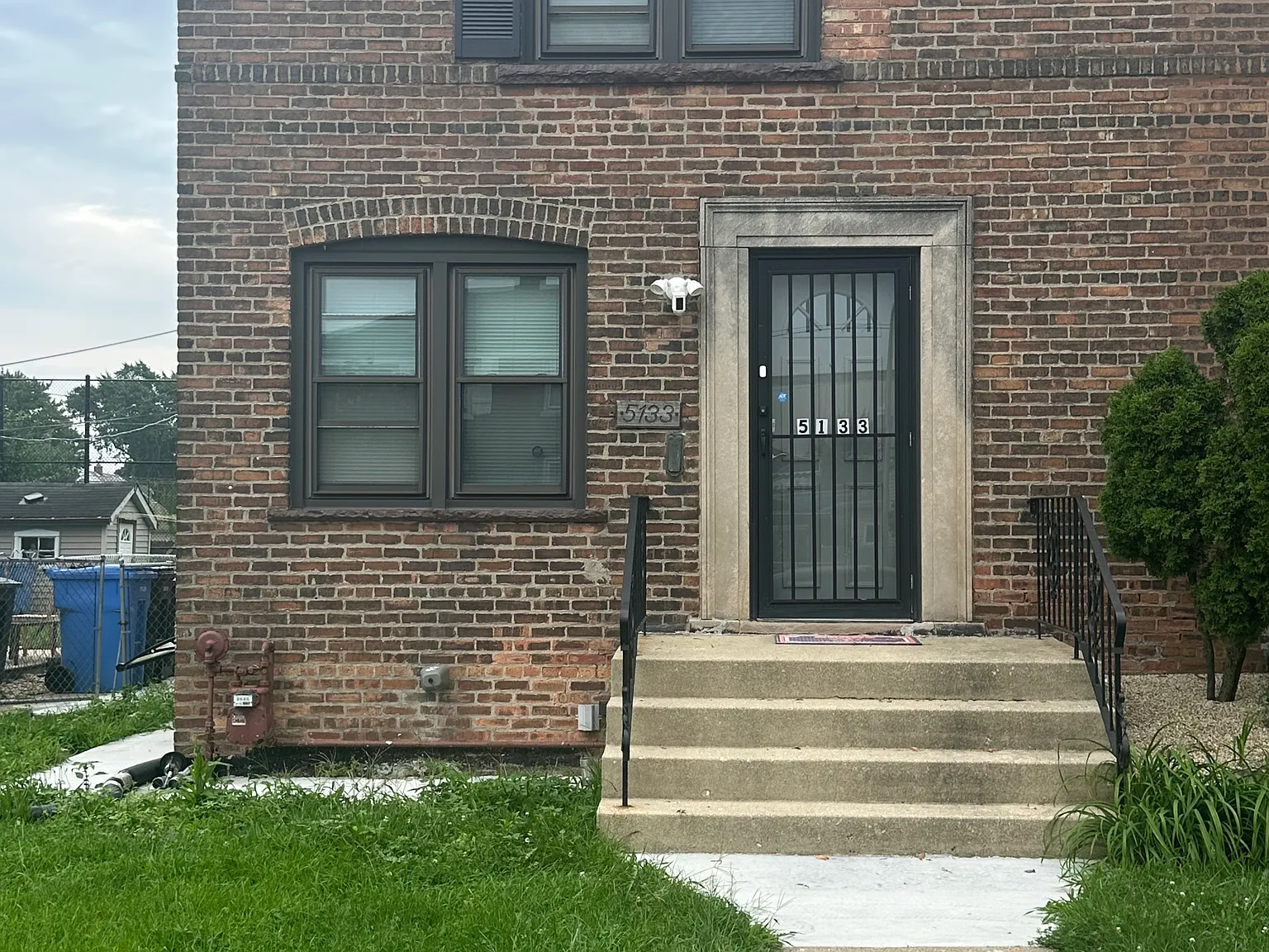 3 bed, 889 sqft, $2,300 — Photo 1
