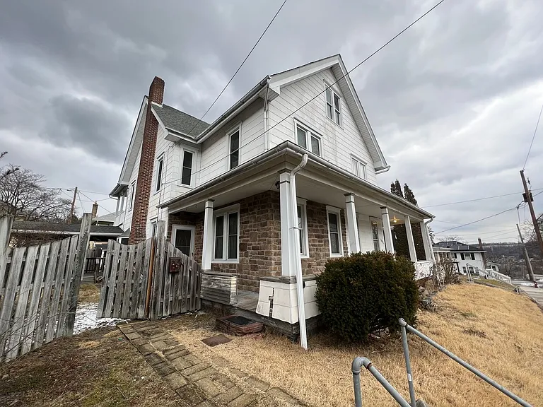 419 E Washington St — Photo 1