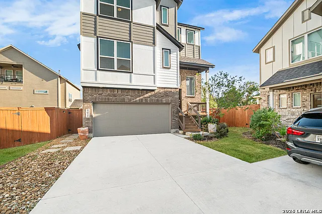 4 bed, 4.0 bath, 2088 sqft, $2,200 — Photo 2