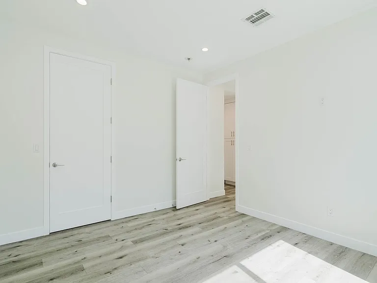 8107 Lemona Ave — Photo 6