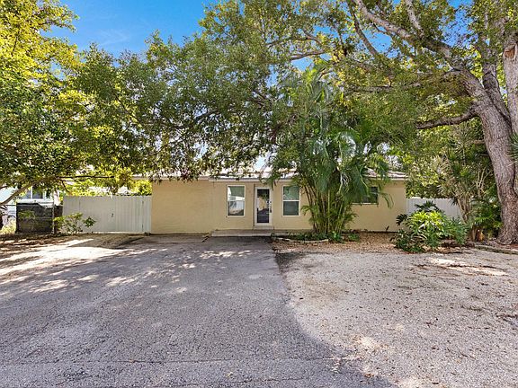 2nd image of 980 Oleander Rd