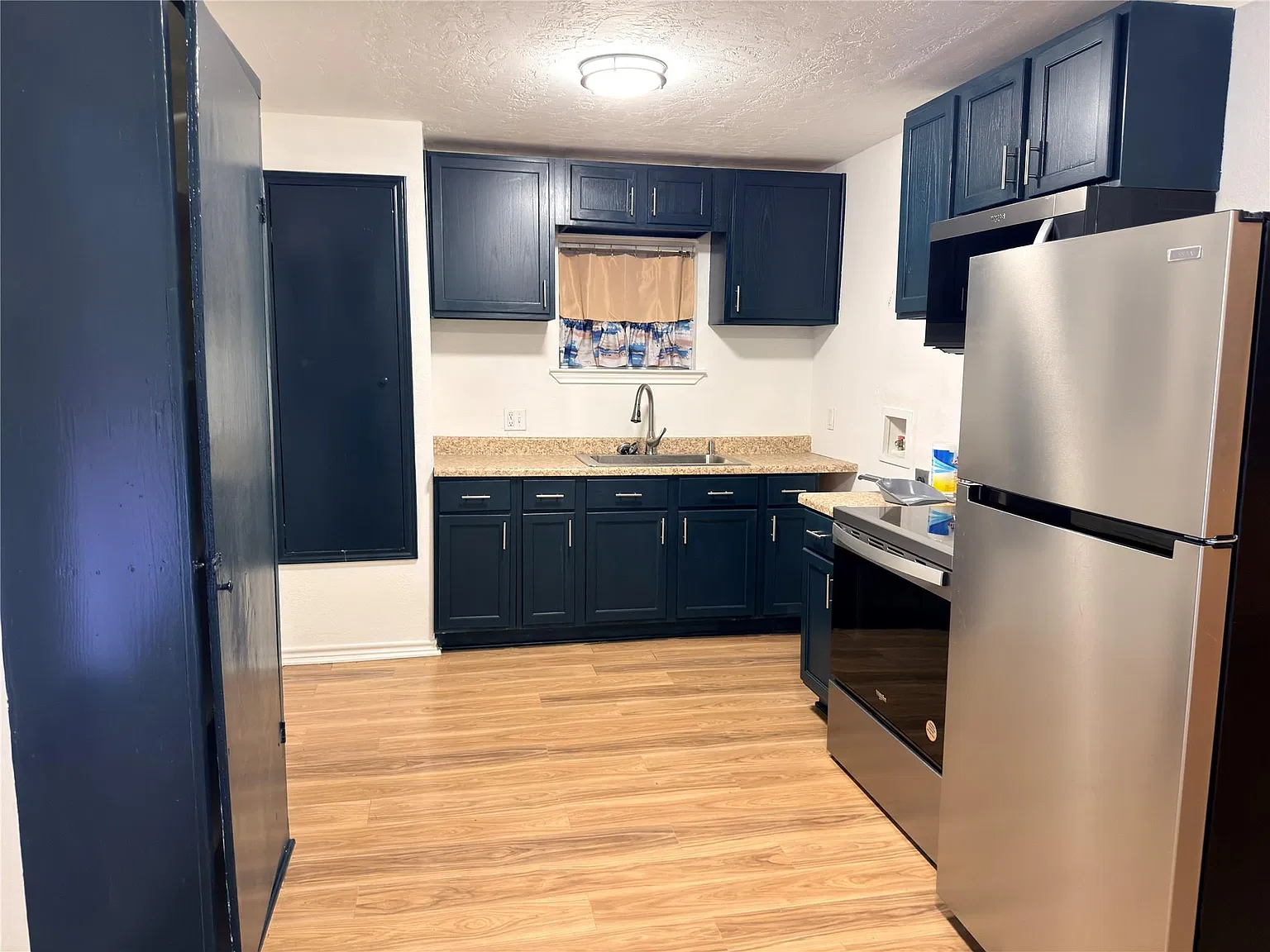 3 bed, 1.5 bath, 994 sqft, $1,425 — Photo 4