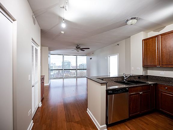 4th image of 1841 S Calumet Ave APT 1211