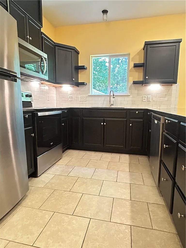 16 South Ray Avenue - 1 — Photo 2