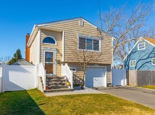 819 Surf St, Lindenhurst, NY 11757