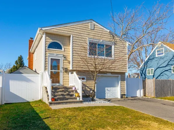819 Surf Street, Lindenhurst, NY 11757