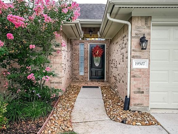 Inviting front entrance. HOA provides front lawn maintenance weekly!