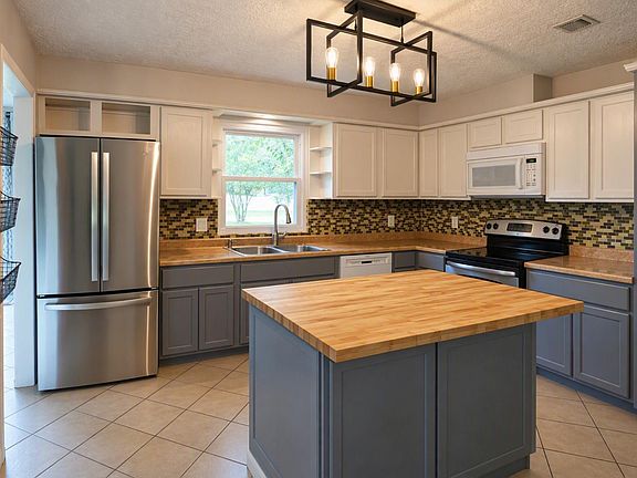 5th image of 17115 Kings Walk Ln