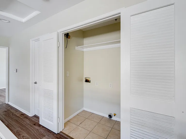 1011 Thompson Ave #C — Photo 13