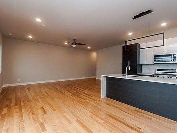 3rd image of 1639 W Grand Ave Unit 205