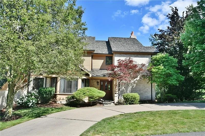 102 Village Ct photo 1