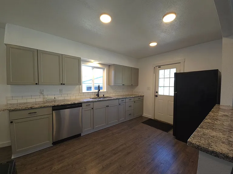 114 E Borah Ave — Photo 7