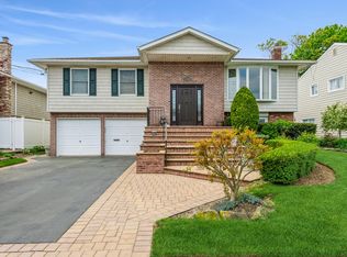 3124 Monterey Dr, Merrick, NY 11566