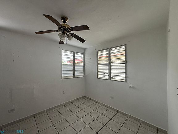 2nd image of 8 Calle Sq #1403