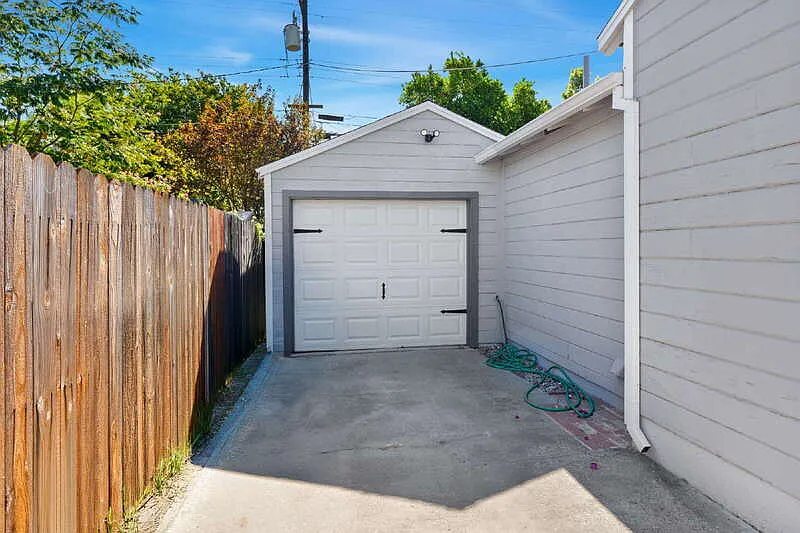 3 bed, 2.0 bath, 1494 sqft, $3,700 — Photo 4