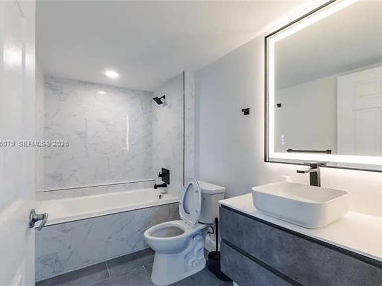 1155 Brickell Bay Dr #2204 — Photo 7