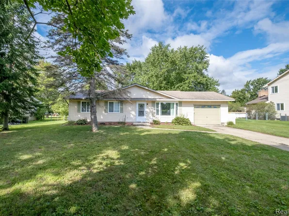 5482 Liberty Bell Rd, Grand Blanc, MI 48439