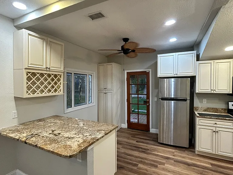 208 W Fox St — Photo 28