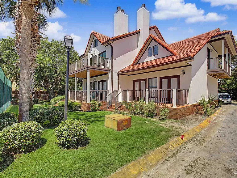 42 Baybridge Dr — Photo 1