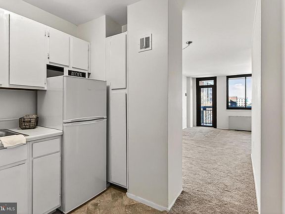 5th image of 801 N Pitt St APT 521