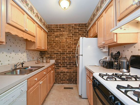 5th image of 18527 Harwood Ave APT 1B