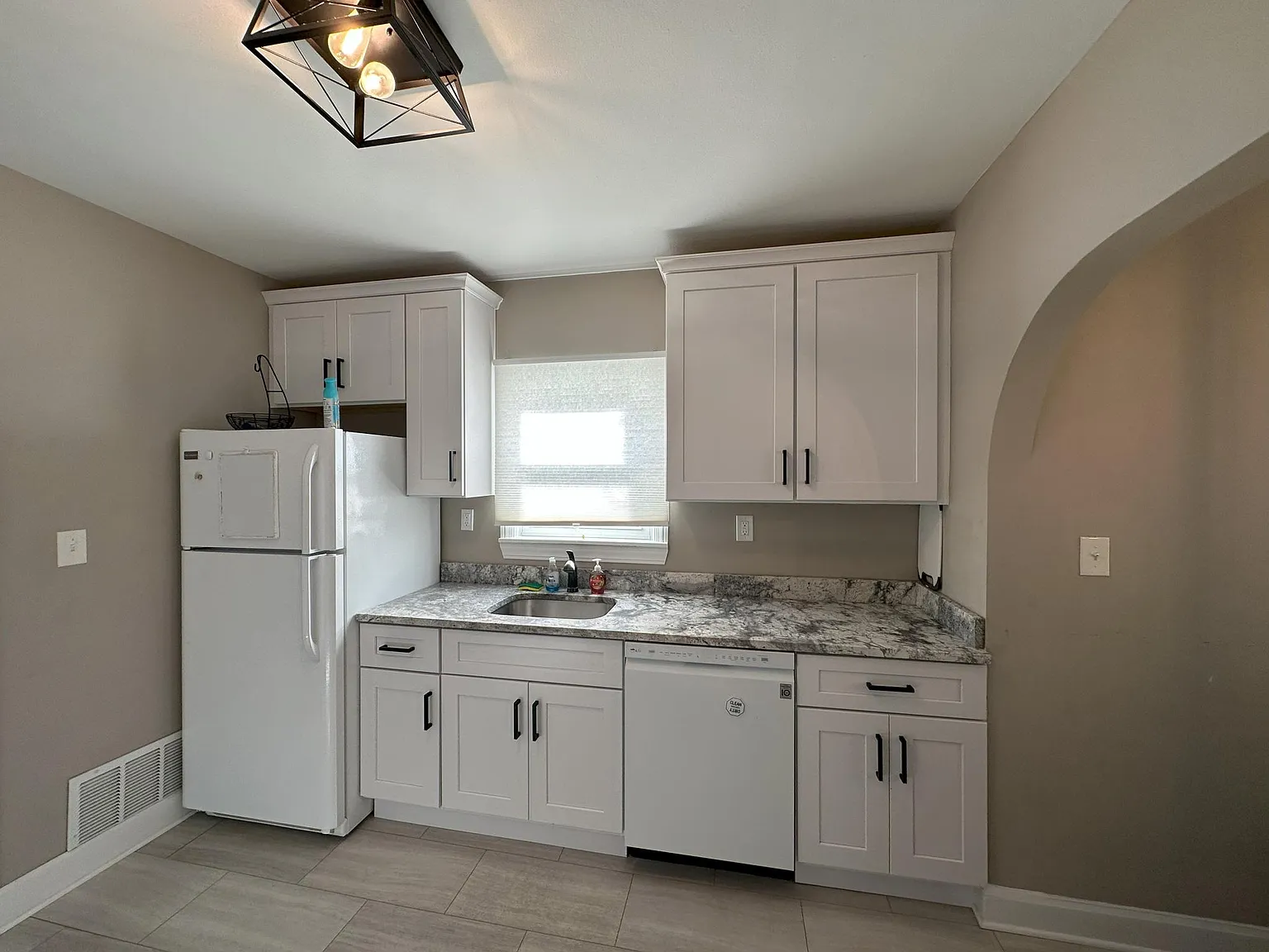 2 bed, 702 sqft, $1,700 — Photo 2
