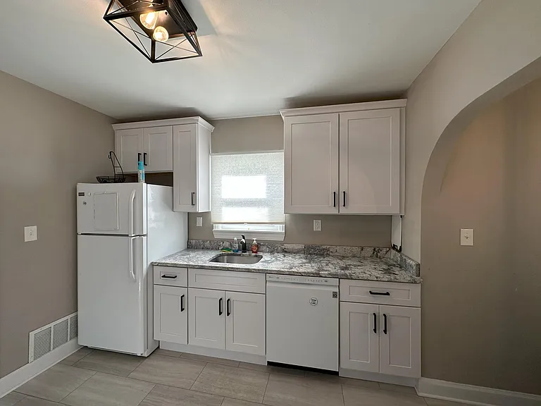 21503 Collingham Ave — Photo 2