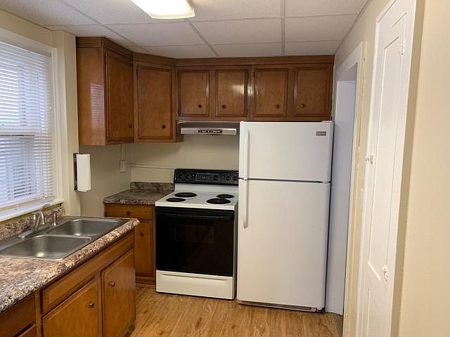 kitchen 7.5' x 12'