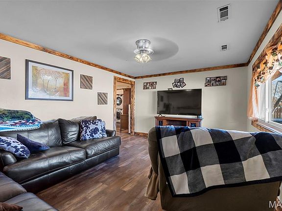 5th image of 1900 Treasure St