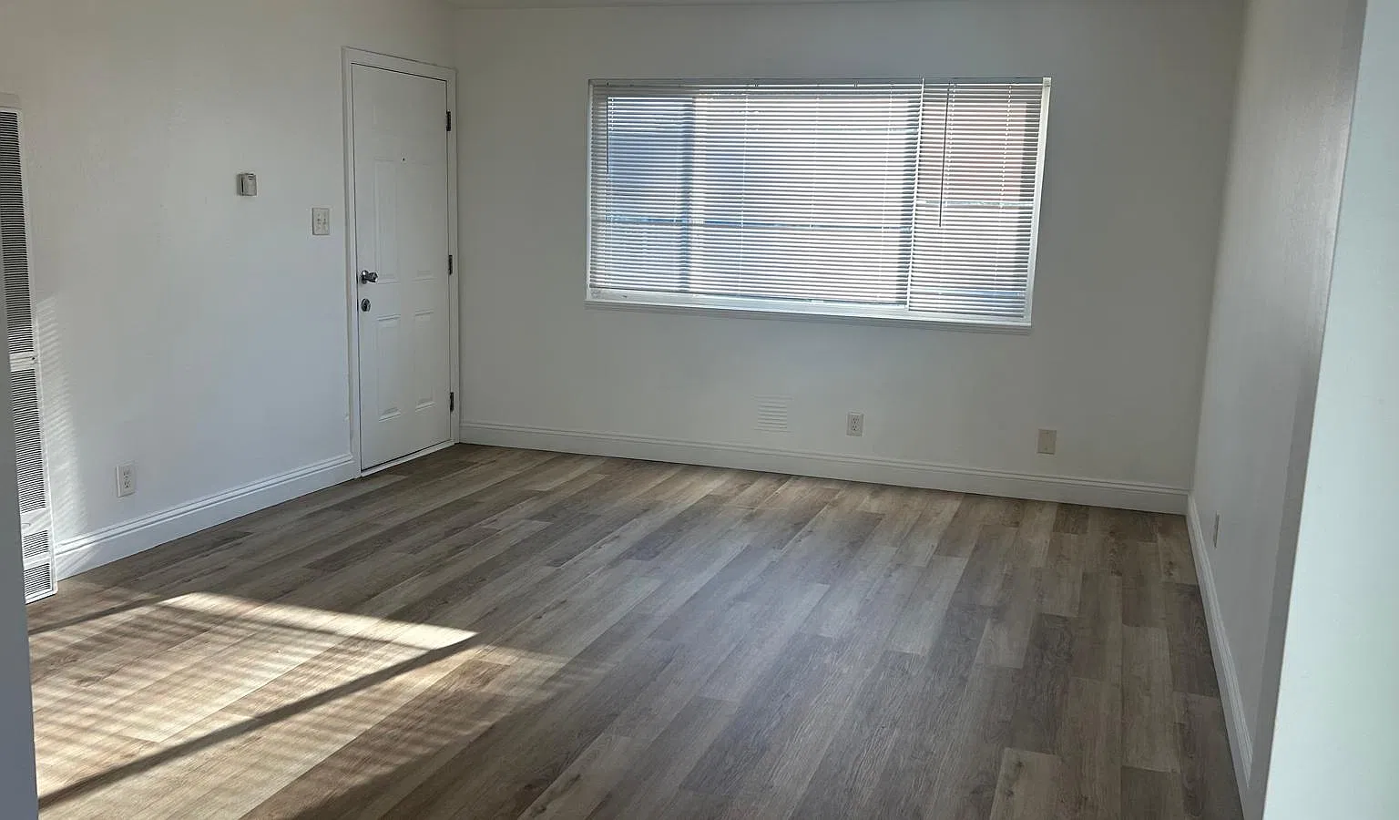 2 bed, 825 sqft, $2,571 — Photo 4