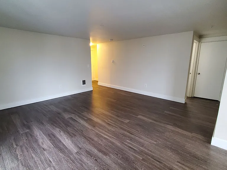 411 10th Ave — Photo 29