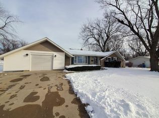 33 S Walnut Ln, Schaumburg, IL 60193