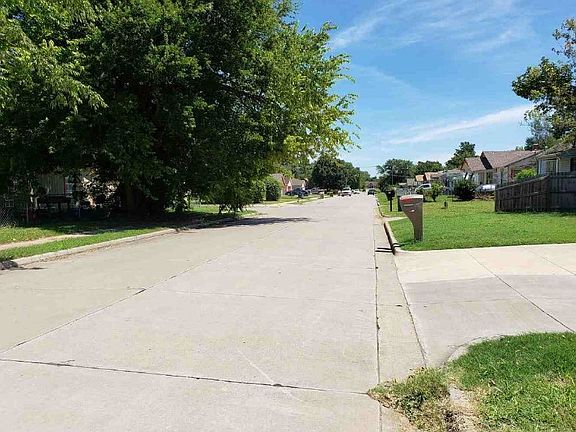 Exterior Neighborhood (street photo)