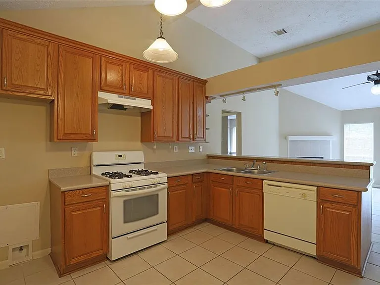 11011 Shadowfield Dr — Photo 5