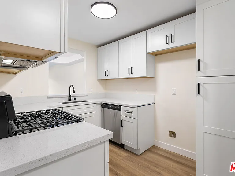 535 W 4th St #110 — Photo 55