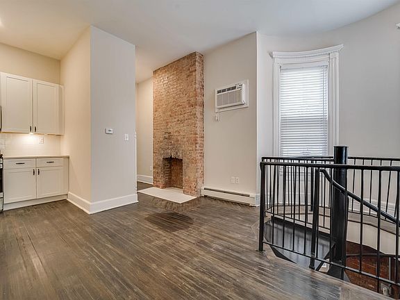 5th image of 486 Bramhall Ave #2