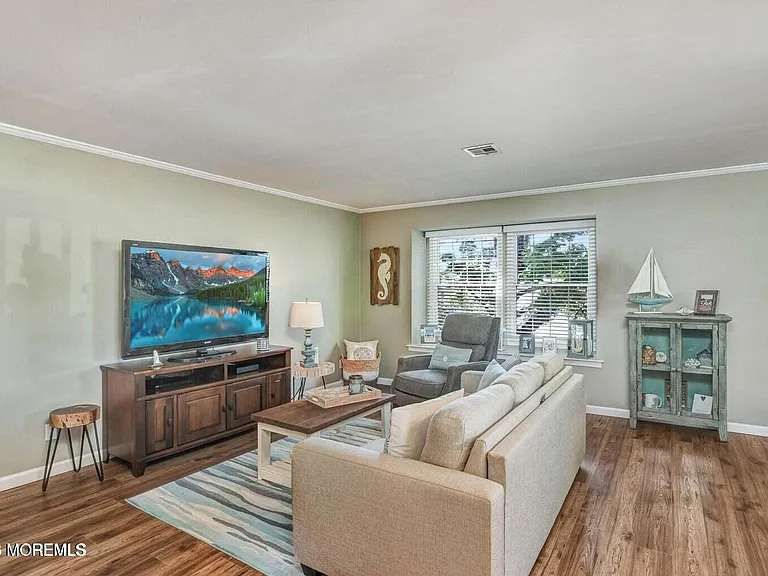 606 Bay Ave #6 — Photo 3