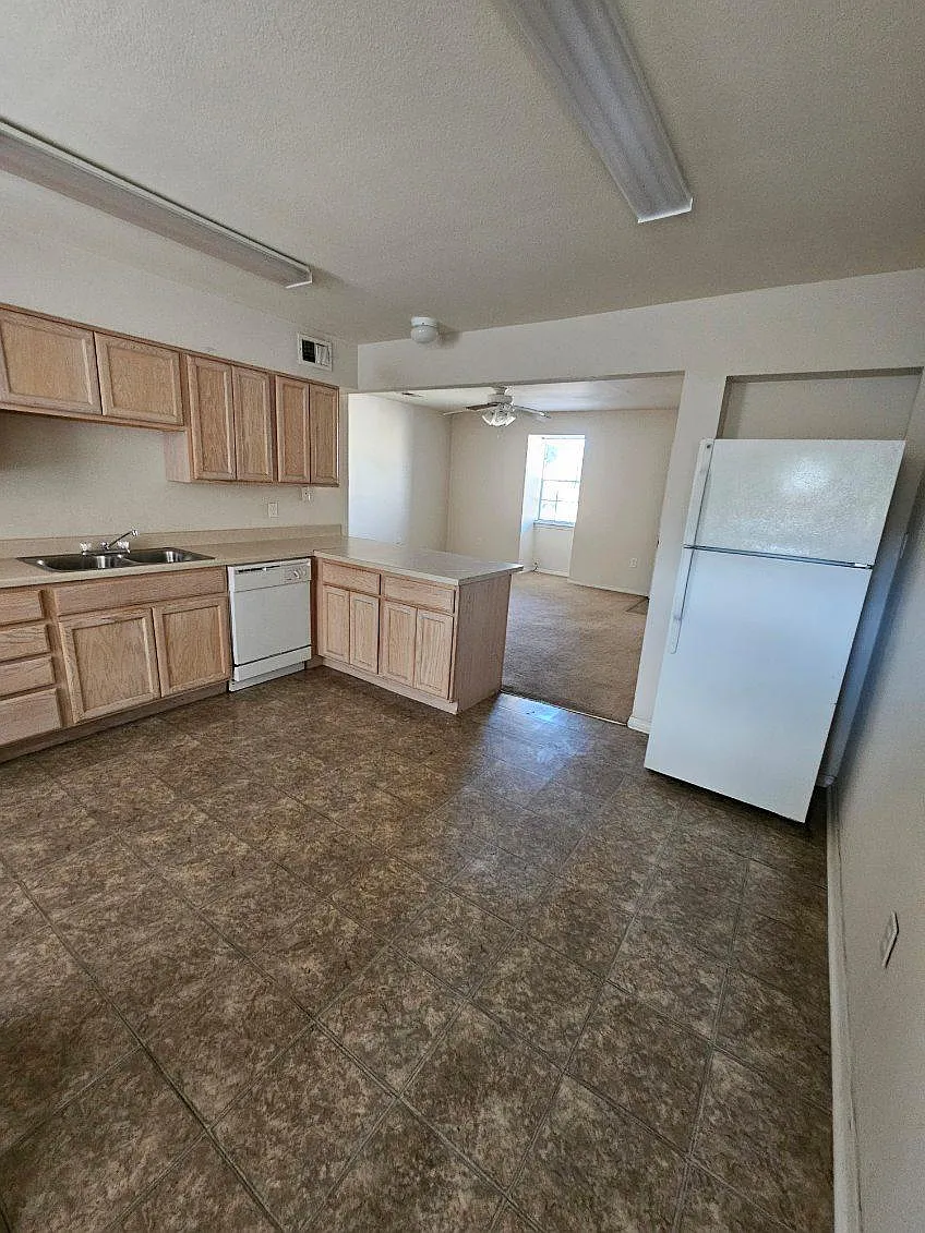 2 bed, 900 sqft, $1,200 — Photo 4