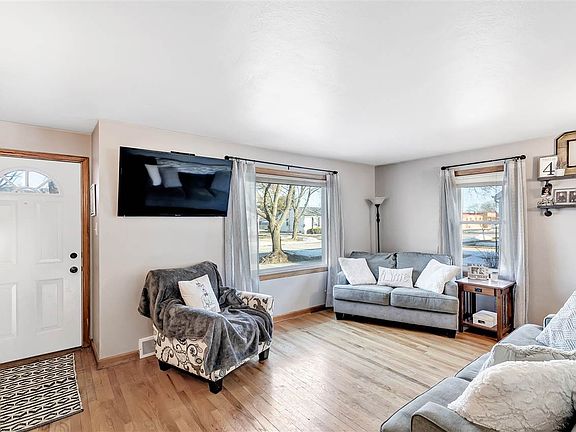 3rd image of 811 Marquette Ave